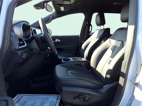 New 2025 Chrysler Pacifica Select image 13
