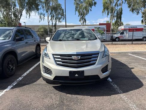 Used 2017 Cadillac XT5 Luxury FWD image 2