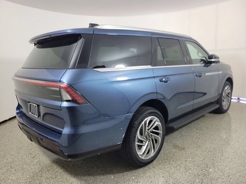 New 2027 Lincoln Navigator Premiere RWD image 4