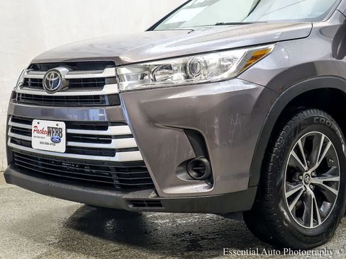 Used 2019 Toyota Highlander LE AWD/4WD image 4