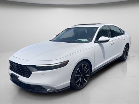 Used 2023 Honda Accord Touring image 2