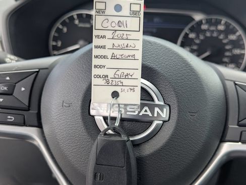 Used 2025 Nissan Altima 2.5 SV FWD image 35