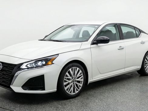 Used 2025 Nissan Altima 2.5 SV FWD image 3