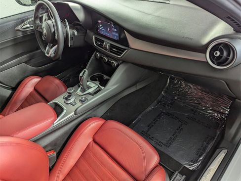 Used 2024 Alfa Romeo Giulia Veloce image 32
