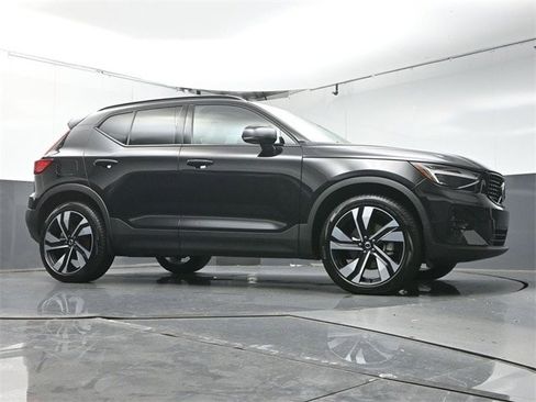 Used 2025 Volvo XC40 B5 Ultra image 33