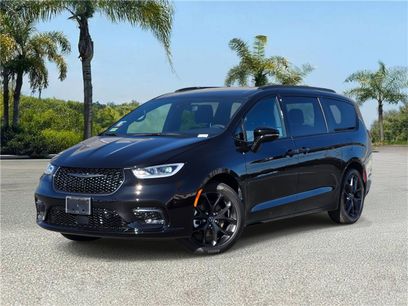 New 2026 Chrysler Pacifica Select