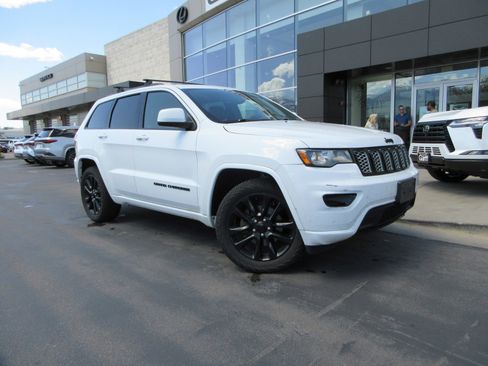 Used 2017 Jeep Grand Cherokee Altitude AWD/4WD image 13