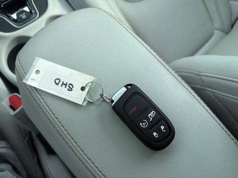 Used 2022 Jeep Cherokee Limited AWD/4WD image 34