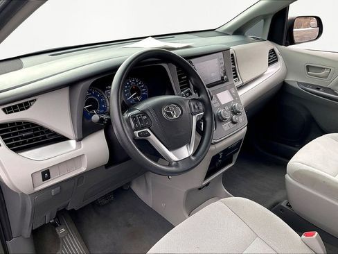 Used 2020 Toyota Sienna L image 17