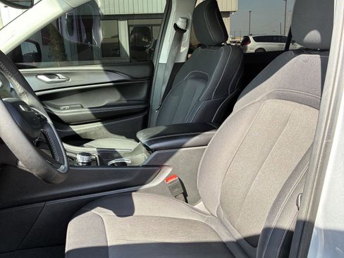 Used 2024 Jeep Grand Cherokee L Laredo image 3