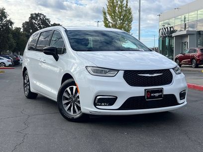 Used 2024 Chrysler Pacifica Limited