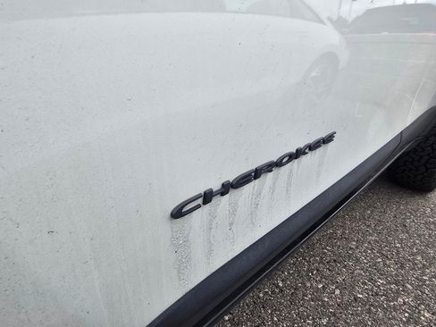 Used 2019 Jeep Cherokee Trailhawk w/ Cold Weather Group AWD/4WD image 20