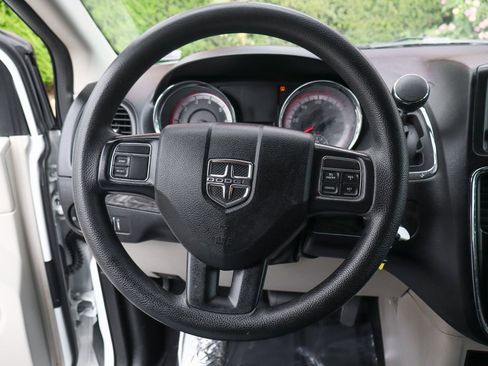 Used 2019 Dodge Grand Caravan SE image 20