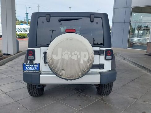 Used 2015 Jeep Wrangler Unlimited Sahara w/ Connectivity Group AWD/4WD image 4