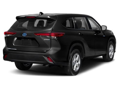 Used 2022 Toyota Highlander Bronze Edition FWD image 2
