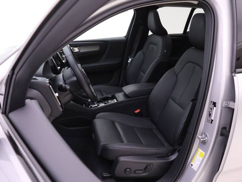 Certified 2025 Volvo XC40 B5 Plus w/ Protection Package Premier image 7