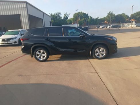 Used 2024 Toyota Highlander LE image 7