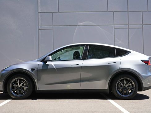 Used 2024 Tesla Model Y Long Range RWD image 9