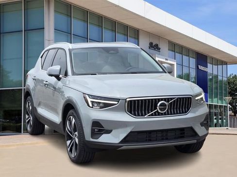 Used 2025 Volvo XC40 B5 Plus w/ Protection Package Premier image 2