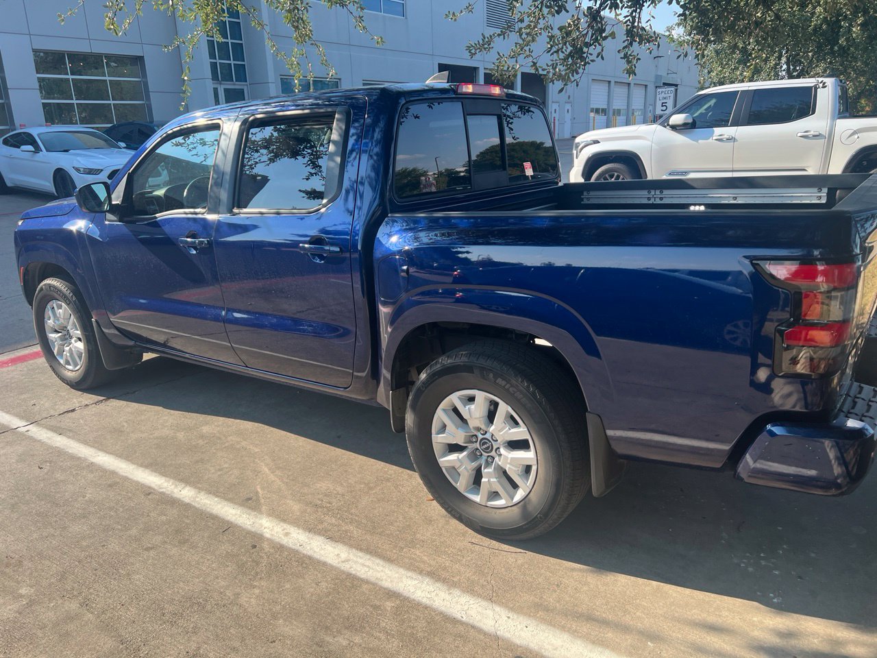 Used 2022 Nissan Frontier SV w/ SV Premium Package RWD image 2