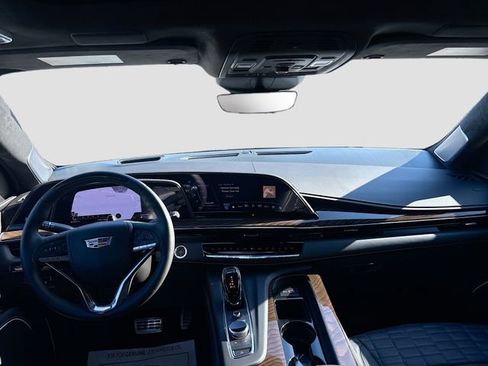 Used 2024 Cadillac Escalade Sport Platinum w/ LPO, ONYX Package image 17