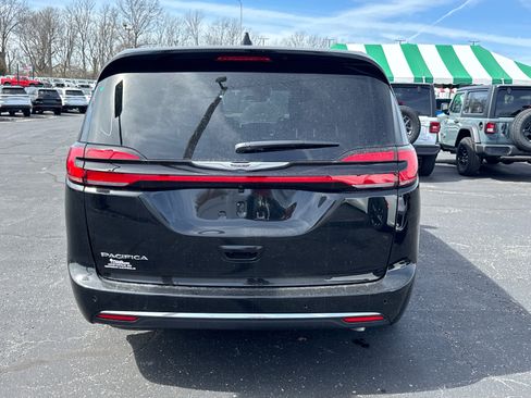 New 2026 Chrysler Pacifica Select image 4