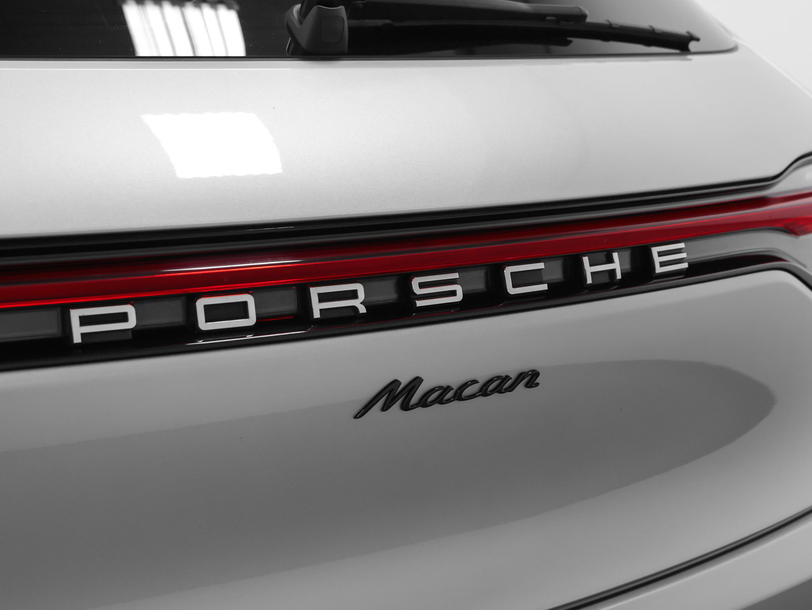 Certified 2023 Porsche Macan AWD/4WD image 17