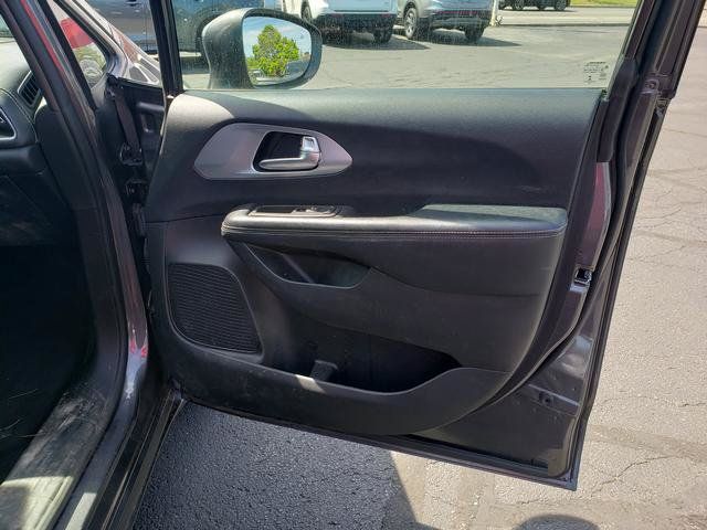 Used 2021 Chrysler Pacifica Touring-L w/ S Appearance Package FWD image 20