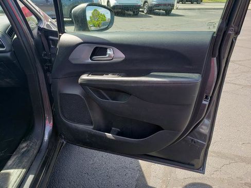 Used 2021 Chrysler Pacifica Touring-L w/ S Appearance Package FWD image 20