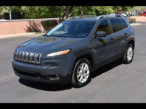 Used 2018 Jeep Cherokee Latitude Plus image 3