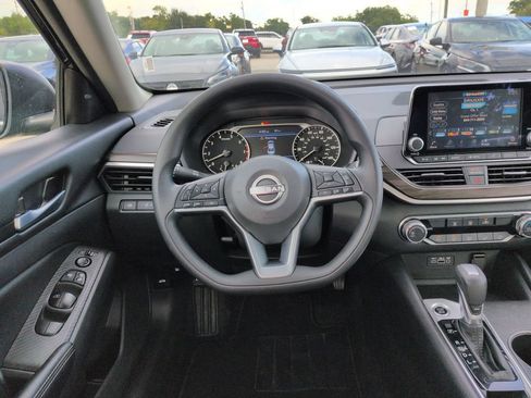Used 2025 Nissan Altima 2.5 SV FWD image 22