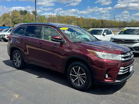 Used 2017 Toyota Highlander XLE AWD/4WD image 5