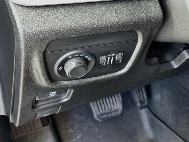 Used 2024 Jeep Grand Cherokee Altitude AWD/4WD image 13