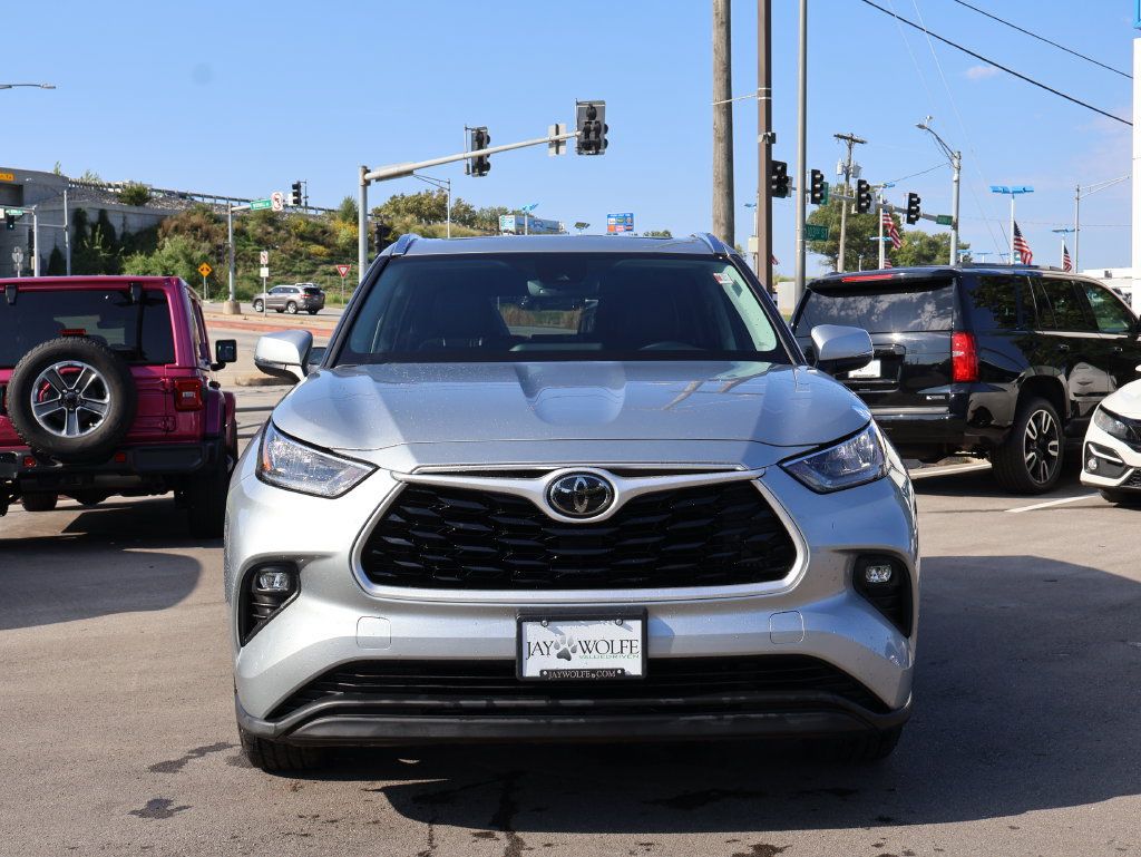 Used 2020 Toyota Highlander XLE AWD/4WD image 2