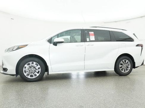 New 2026 Toyota Sienna XLE image 35