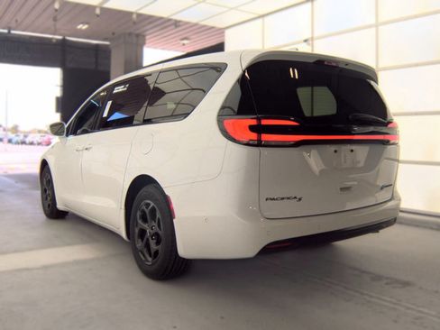 Used 2022 Chrysler Pacifica Touring-L w/ Uconnect Theater Family Group FWD image 5