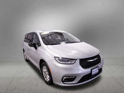 Used 2024 Chrysler Pacifica Touring-L image 9