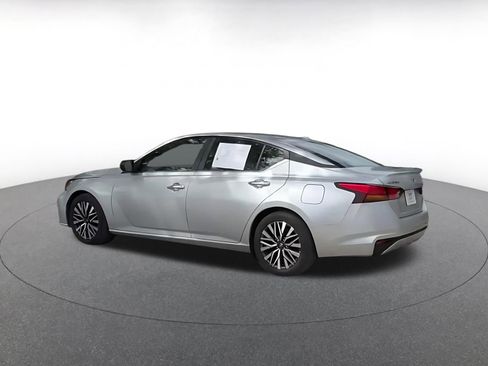 Used 2025 Nissan Altima 2.5 SV FWD image 10