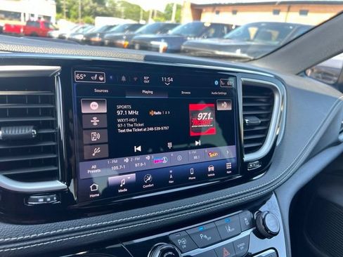 Used 2024 Chrysler Pacifica Limited FWD image 13
