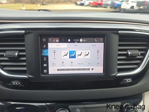 Used 2023 Chrysler Voyager LX image 17