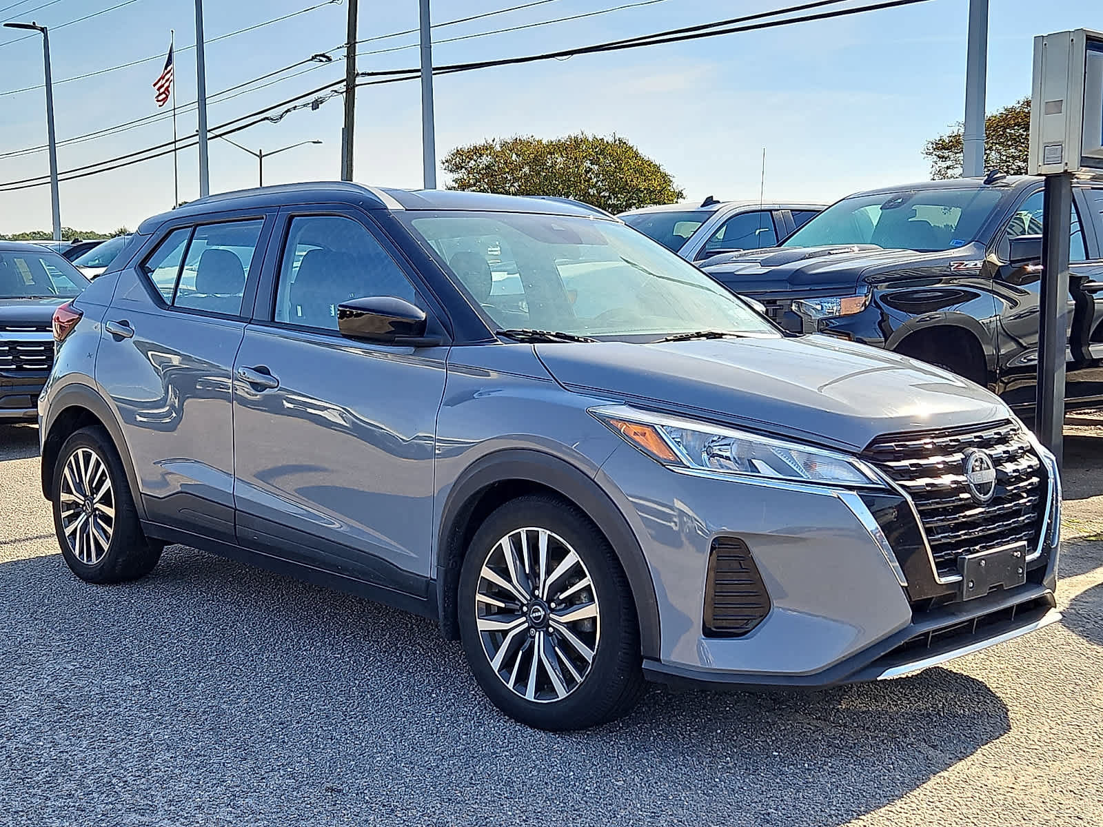 Used 2023 Nissan Kicks SV FWD image 2
