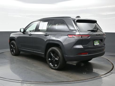 Used 2023 Jeep Grand Cherokee Altitude AWD/4WD image 5