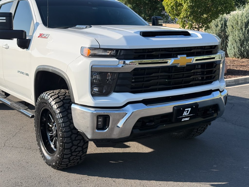 Used 2024 Chevrolet Silverado 2500 LT w/ Convenience Package AWD/4WD image 3