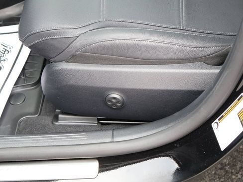 Used 2025 Mercedes-Benz C 300 4MATIC Sedan image 25