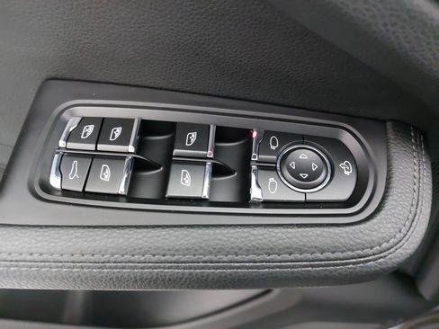 Certified 2023 Porsche Macan image 30