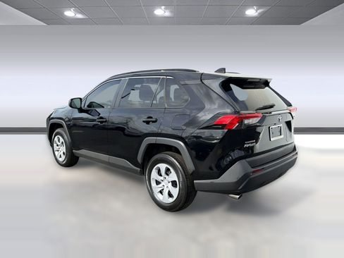 Used 2021 Toyota RAV4 LE FWD image 3