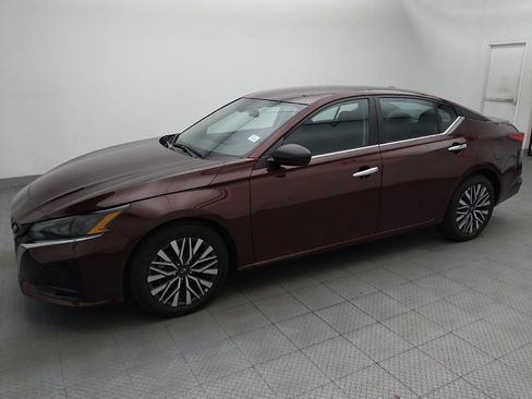 Used 2025 Nissan Altima 2.5 SV FWD image 2