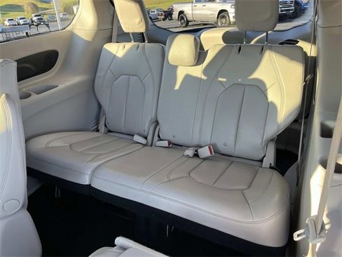 Used 2021 Chrysler Pacifica Touring-L image 23