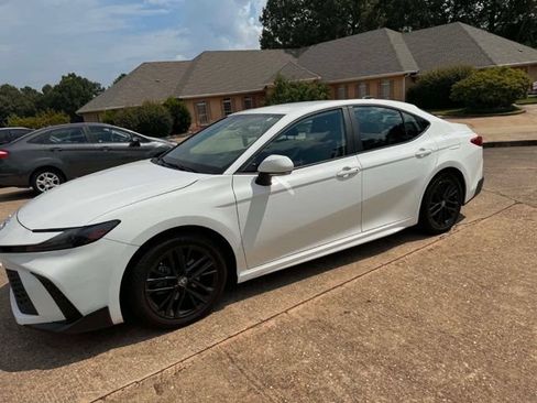 Used 2025 Toyota Camry Hybrid FWD image 1