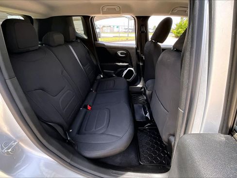 Used 2018 Jeep Renegade Latitude FWD image 18
